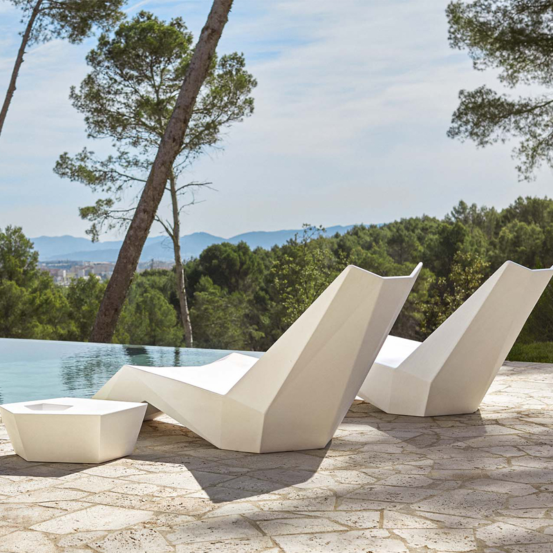 Chaise longue de piscine extérieure en résine