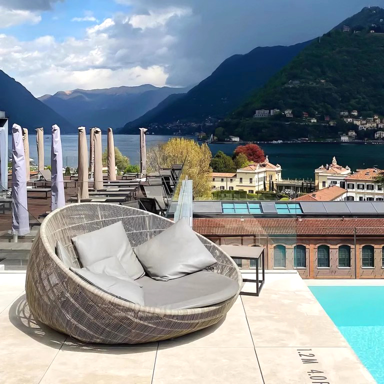 Is the outdoor daybed suitable for multiple people to use simultaneously?