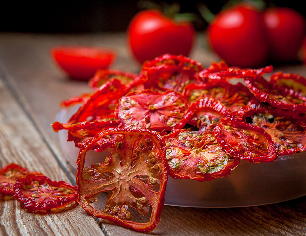side-view-close-up-dried-tomatoes-plate-fresh-tomatoes-wooden-table(1)