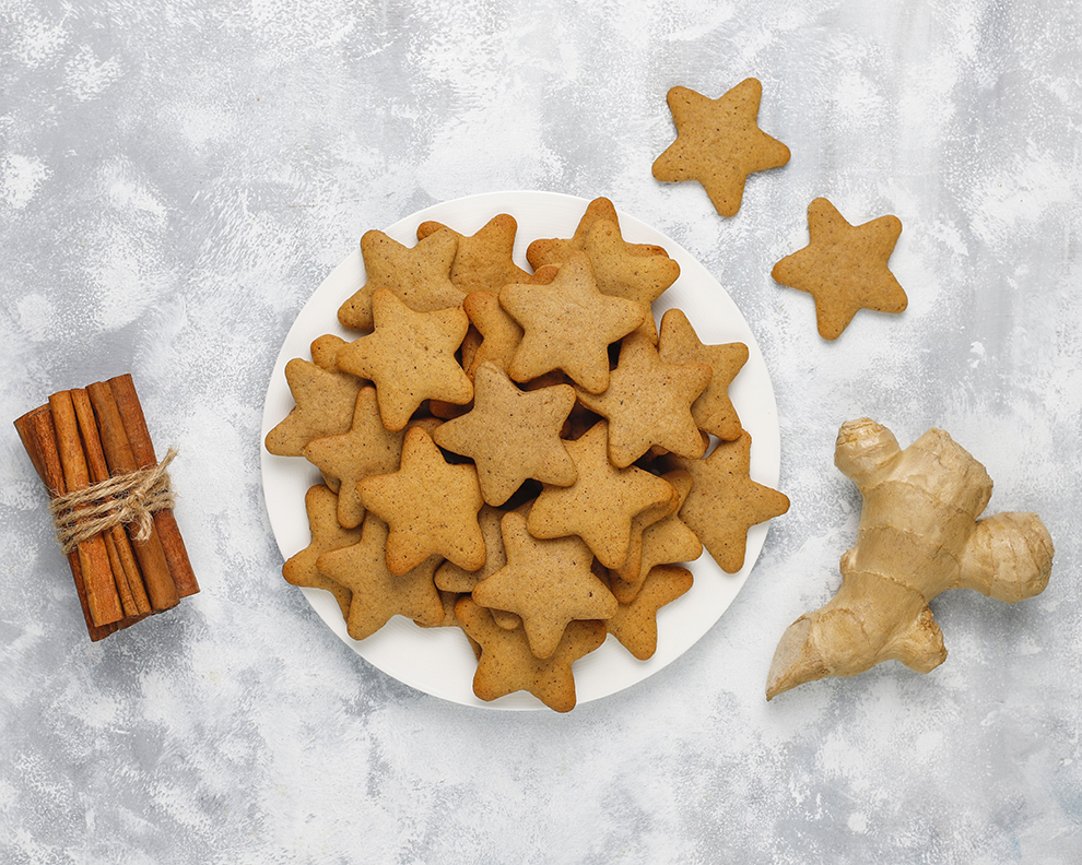 traditional-homemade-gingerbread-cookies-grey-concrete-close-up-christmas-top-view-flat-lay