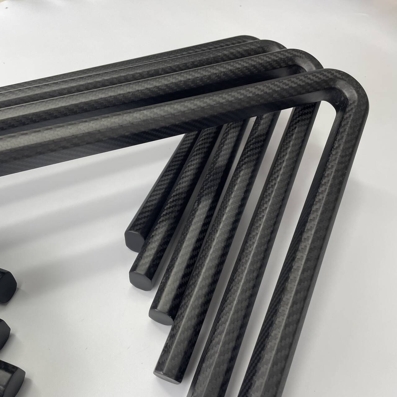 कस्टम त्रिकोणीय अष्टकोणीय कार्बन फाइबर ट्यूब: अनुप्रयोग और लाभ