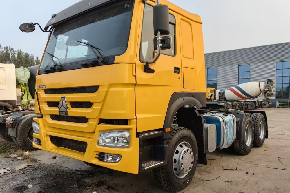 Used Tractor Truck Sinotruk HOWO 6X4 371/375/400HP Robust Heavy Duty Tractor for Efficient Towing and Fuel Transport