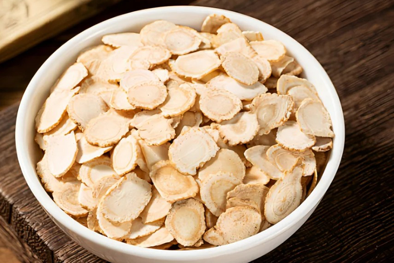 Extrato de ginseng americano — Tonifica o qi e nutre o yin, elimina o calor e gera fluidos.