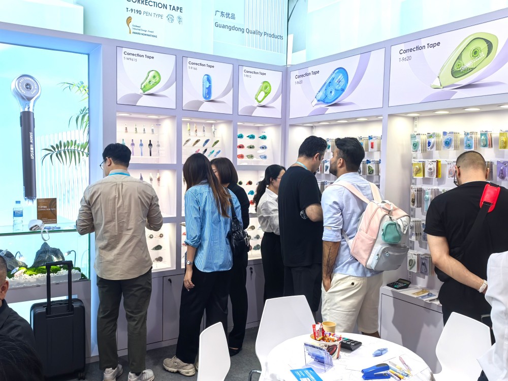 Compradores internacionales conversan con el equipo de Lepusheng