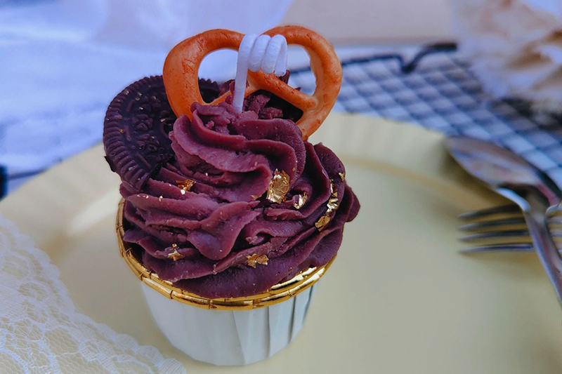 Creative Cream Cupcake with Chocolate Cookie scented Candle