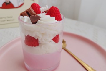 Strawberry Chocolate Ice Cream Cup Scented Candle