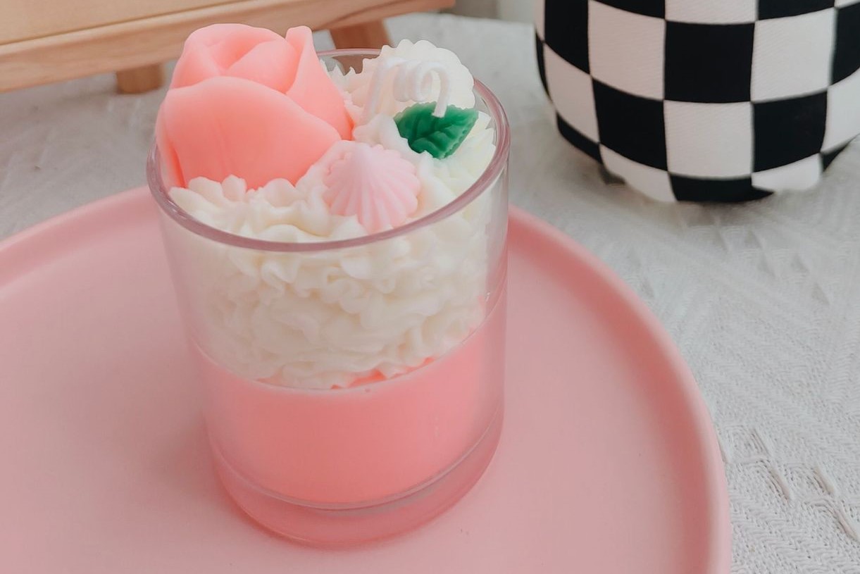 Elegant Tulip-Shaped Scented Candle with Creamy Texture