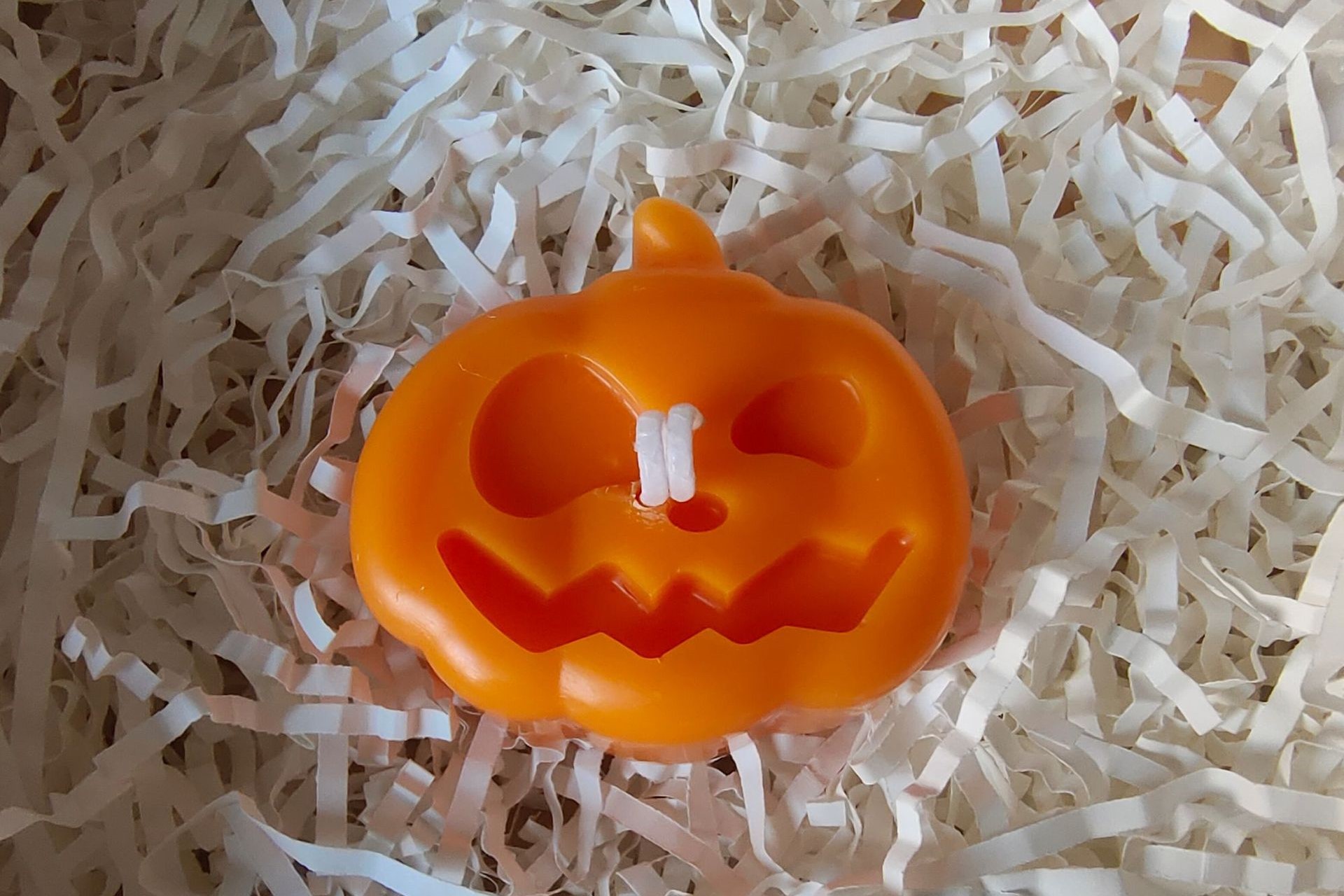 Adorable Pumpkin-Shaped Scented Candle for Cozy Vibes