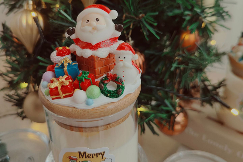 Novelty Creative Santa decorating scented candle with lid