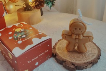 Smiley Face Gingerbread Man Scented Candle - Cozy Aroma!