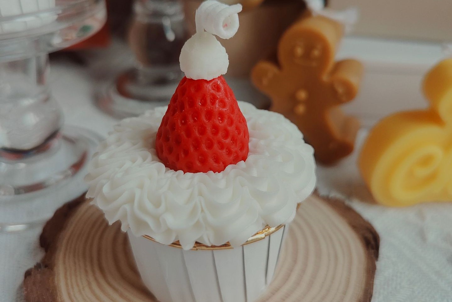 Strawberry Cup-Shaped Scented Candle - Perfect Aroma Gift!