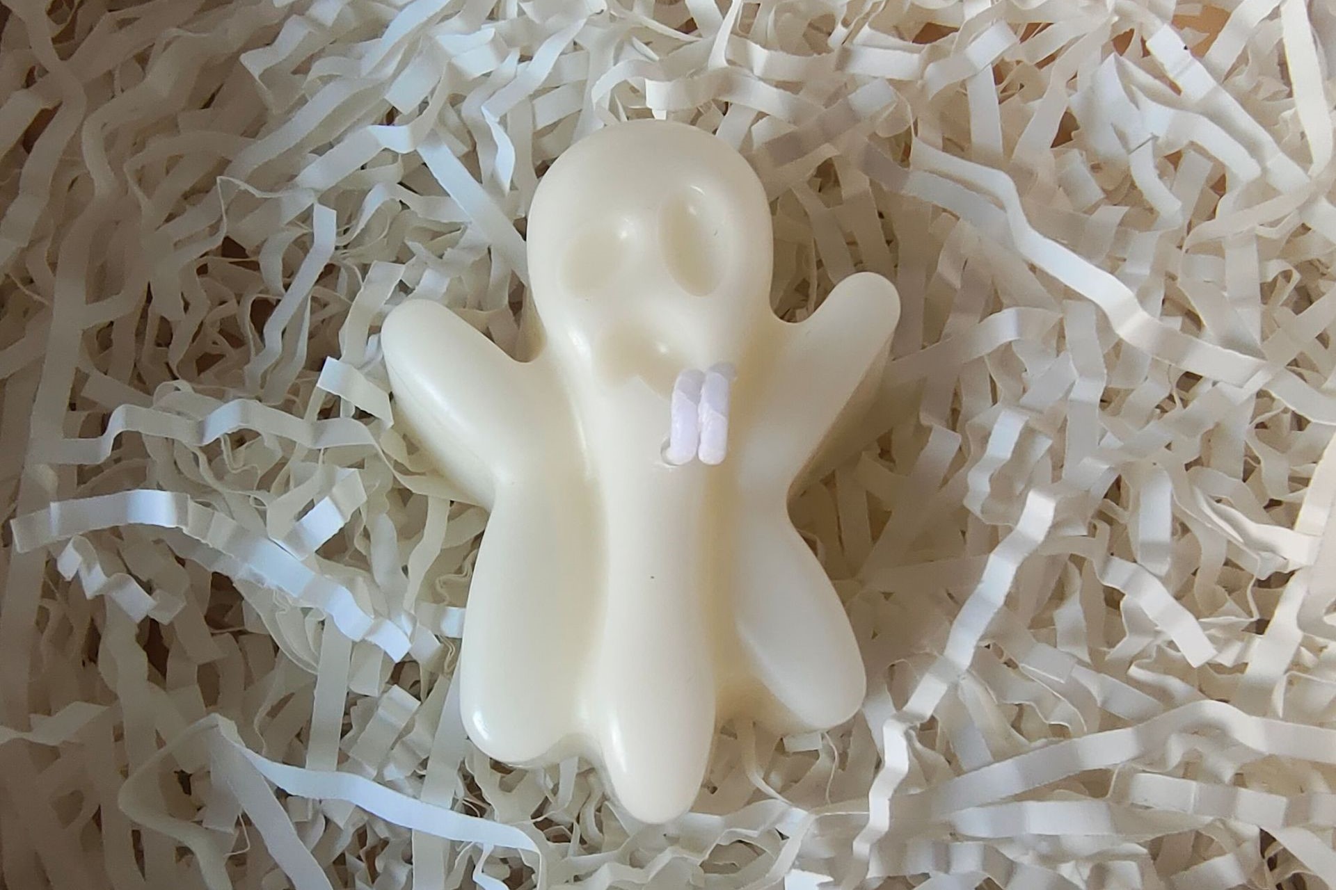 White Ghost Shaped Aromatherapy Candle – Unique Decor!