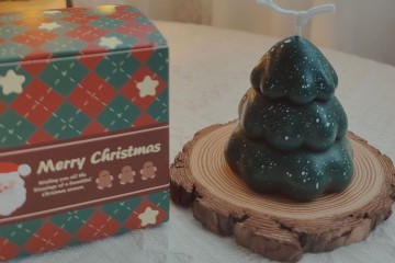 Plump Christmas Tree Scented Candle - Festive Delight!