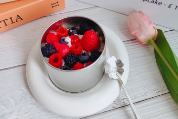 Novelty handmade crative Tin cake dessert style scented candle foe decoration