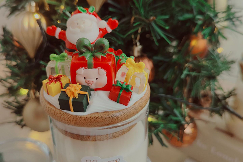 Novelty Creative handmade soy wax scented candle with Santa decor