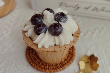 Novelty Blueberry Cupcake Dessert Soy Wax Scented Candle