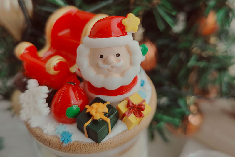 Lovely Santa gift box embellished scented candle for Christmas Decor