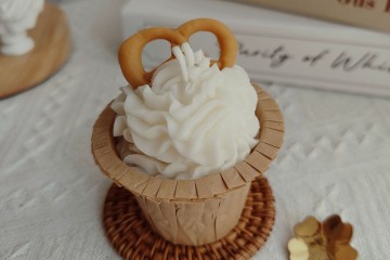 Novelty Pretzel Cupcake Dessert Soy Wax Scented Candle