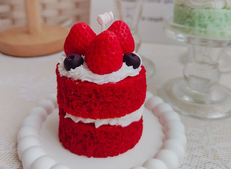 Novelty Handmade Double Strawberry Cake Scented Candle For Decoration