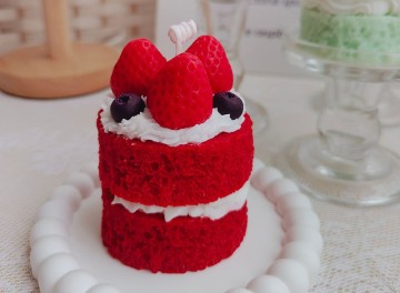 Novelty Handmade Double Strawberry Cake Scented Candle For Decoration