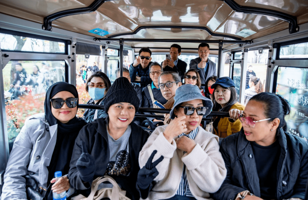 A New Chapter in International Market Cooperation: Indonesian and Bangladeshi Client Delegation Visits Golden Days International