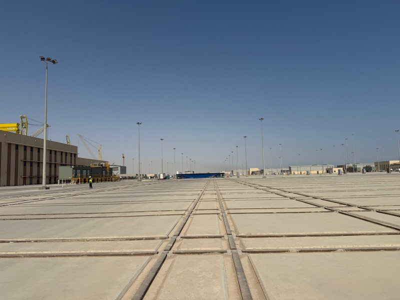1 установлен с рельсом A100 на заводе Aramco в Майаме, Саудовская Аравия.