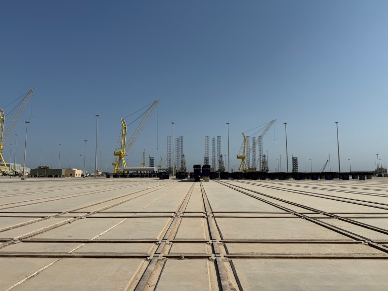 2 установлены с рельсами A100 на заводе Aramco в Майаме, Саудовская Аравия.