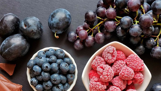 Resveratrol is a natural polyphenolic compound mainly found in grape skins, grape seeds, red wine, and Polygonum cuspidatum.jpg