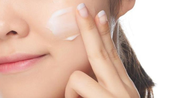Alpha Arbutin vs Vitamin C, Which is Better for Skin Care