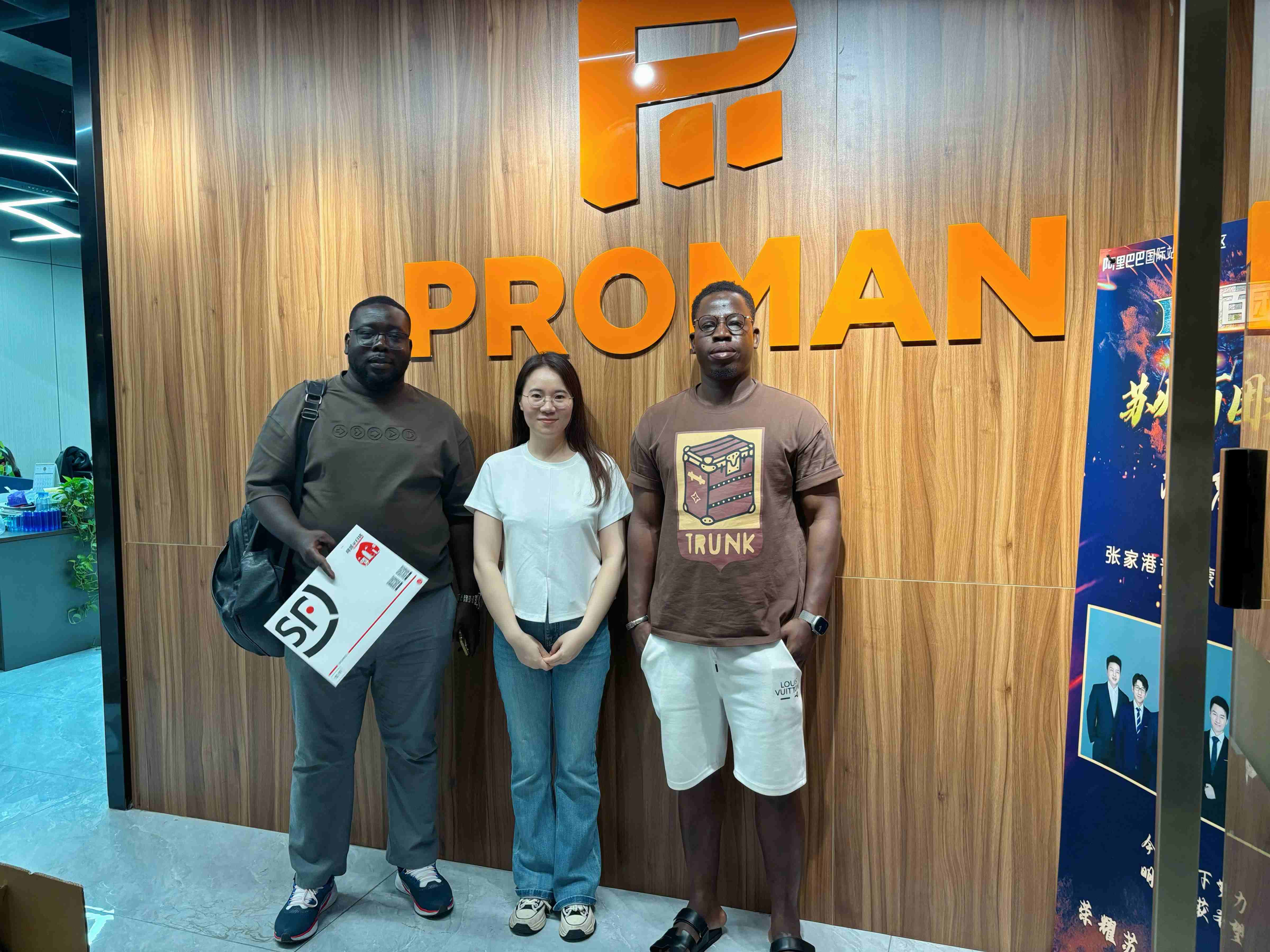 Un cliente senegalés visita nuestra fábrica