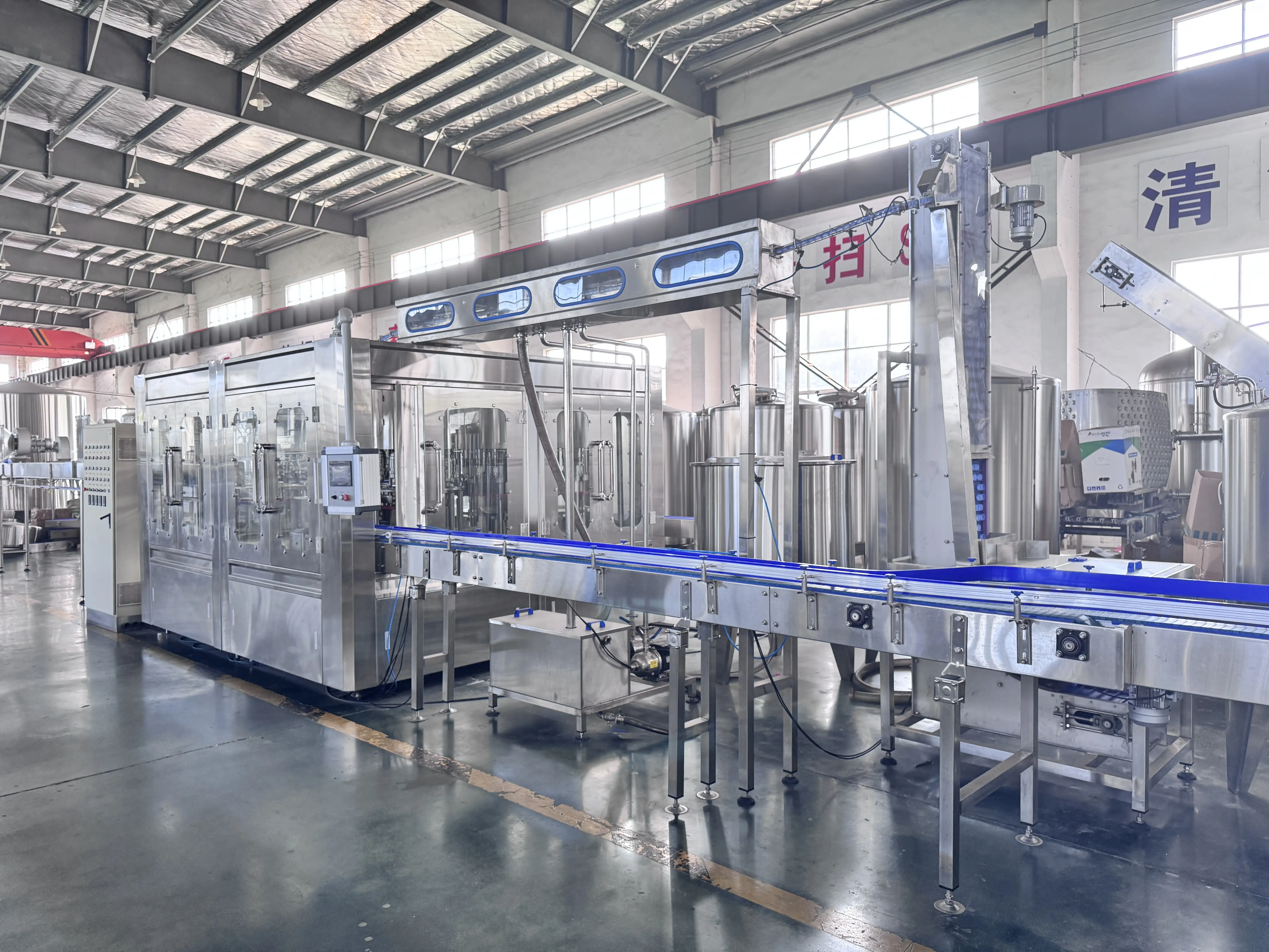 Máquina automática completa para la producción de agua mineral en botellas de plástico