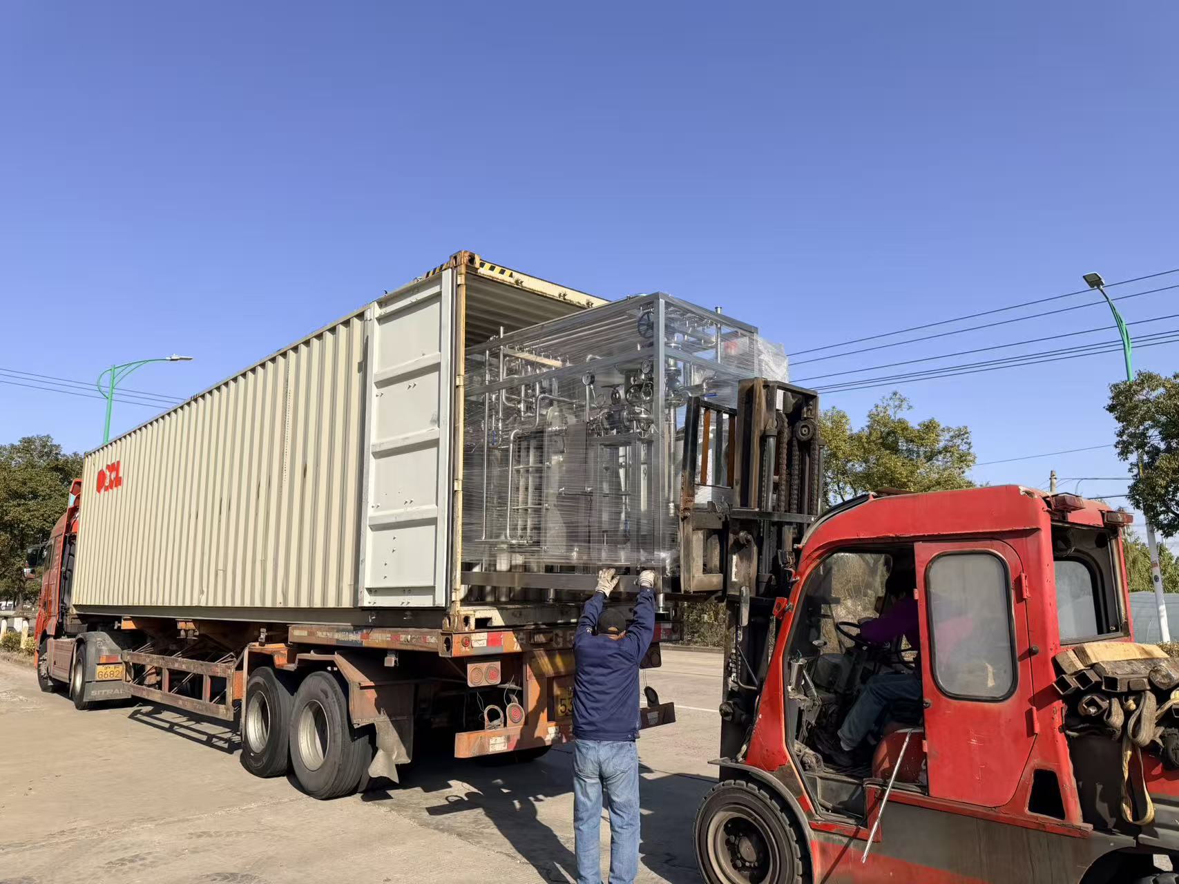 Sports Cap Type Juice Filling Machine Loaded To Jordan