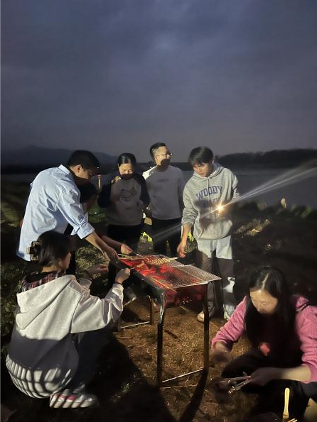 Riverside fireworks, a total of warmth - the company outdoor barbecue group construction