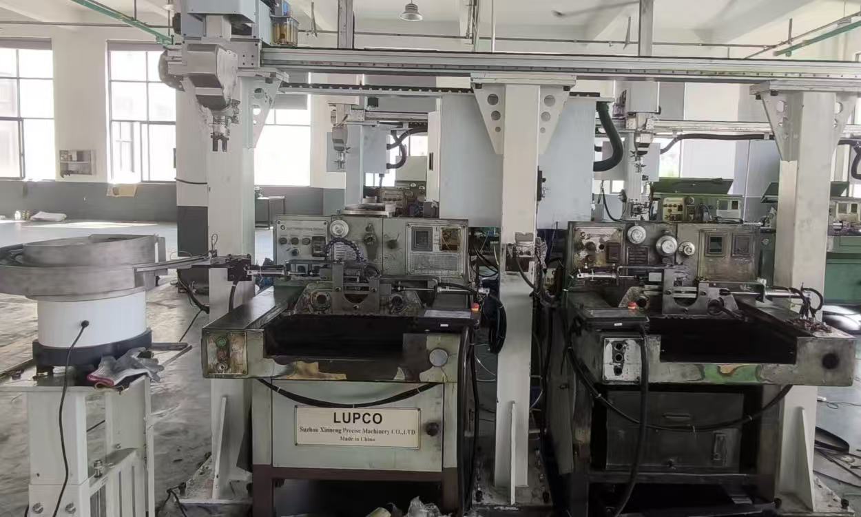 The breakthrough solution for automating two-machine grinding systems using gantry robots