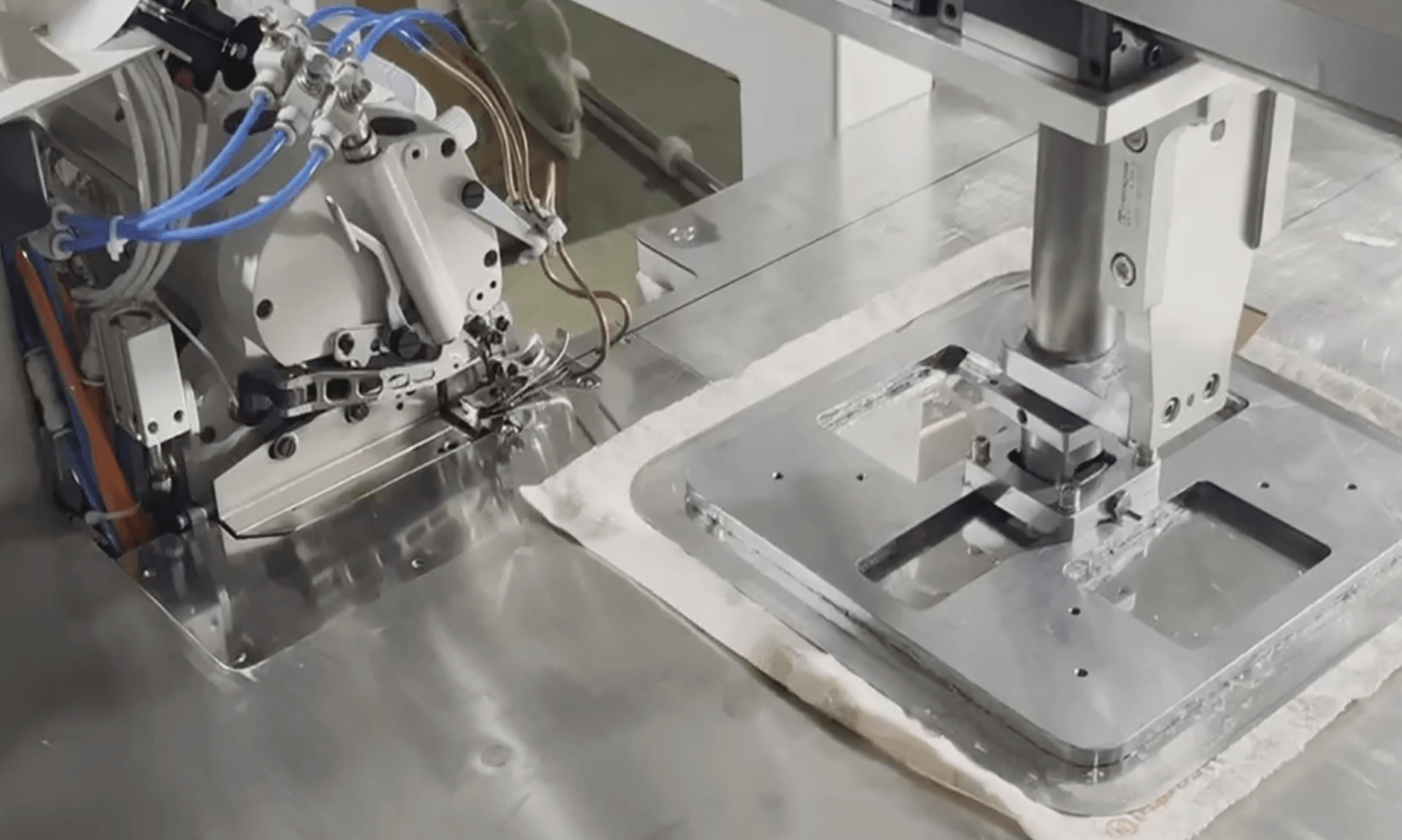 Lingchen Technology PLC Overlock Machine Solution-1.png