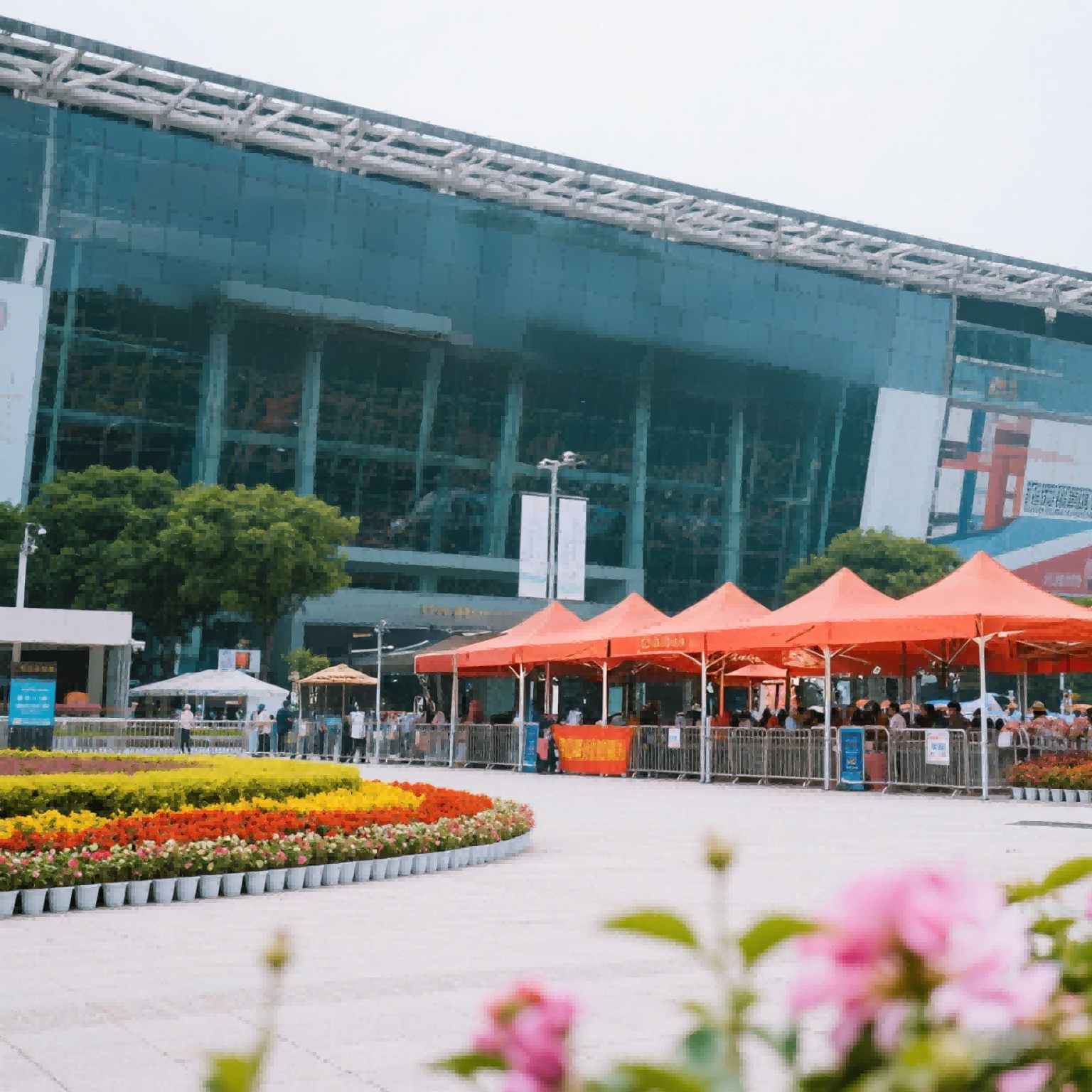 Zhejiang Zheliang Electric Company organized employee representatives to visit the 137th Canton Fair for learning and exchange, focusing on the cutting-edge trends in the electrical industry and new o
