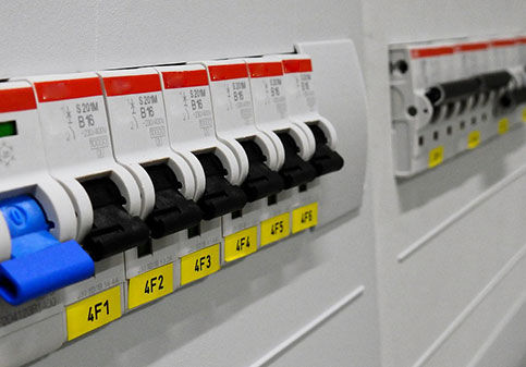 The difference between frame circuit breakers and moulded case circuit breakers