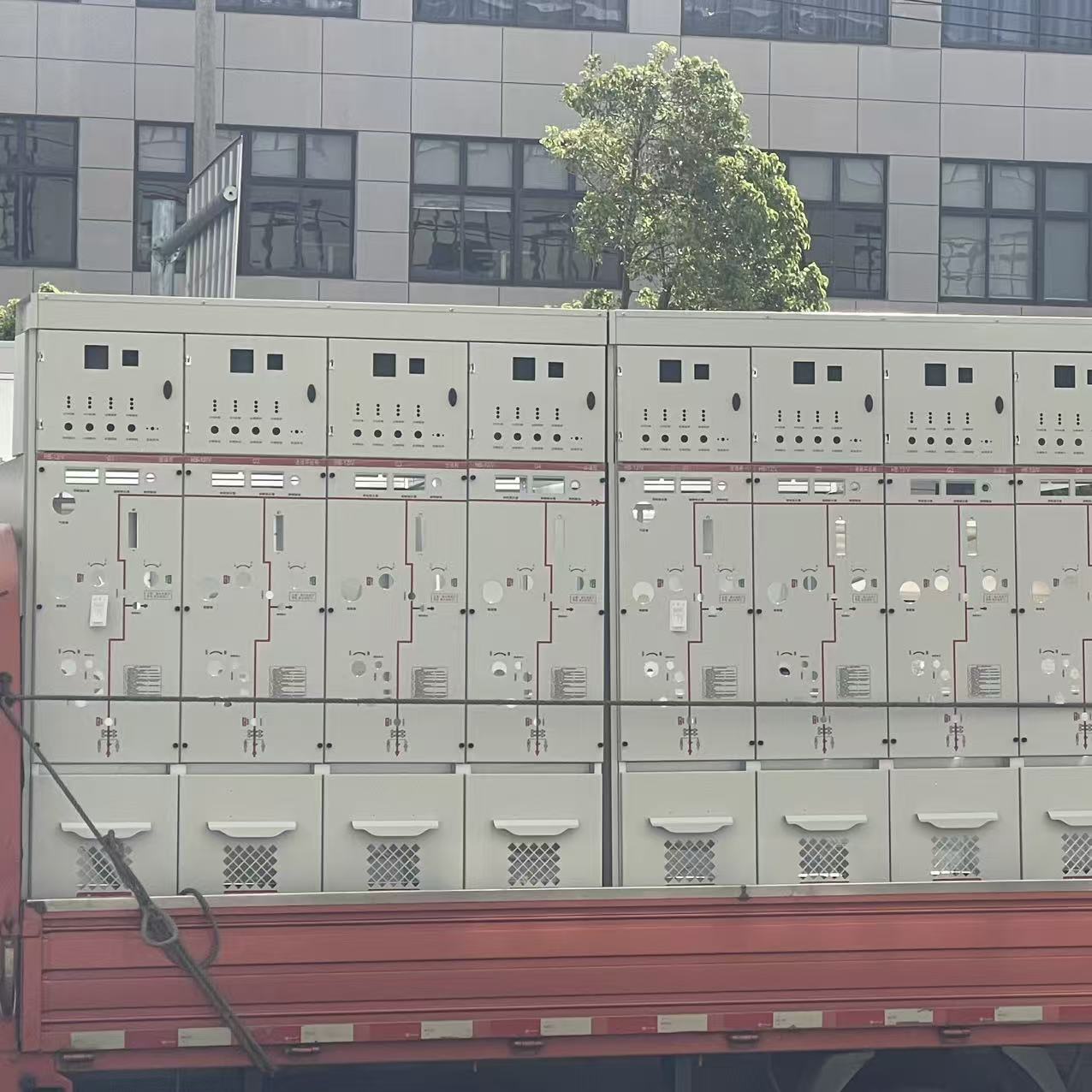 固态绝缘开关设备的优势：10kV 无气体、免维护，配电网络的首选解决方案