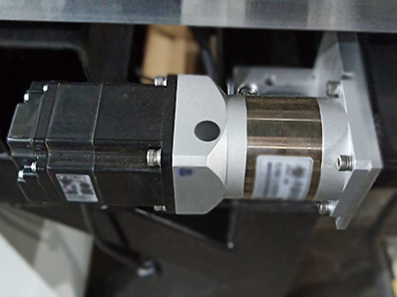 Double-precision-screw-rod-and-imported-Fuji-Motor--in-Y-axis