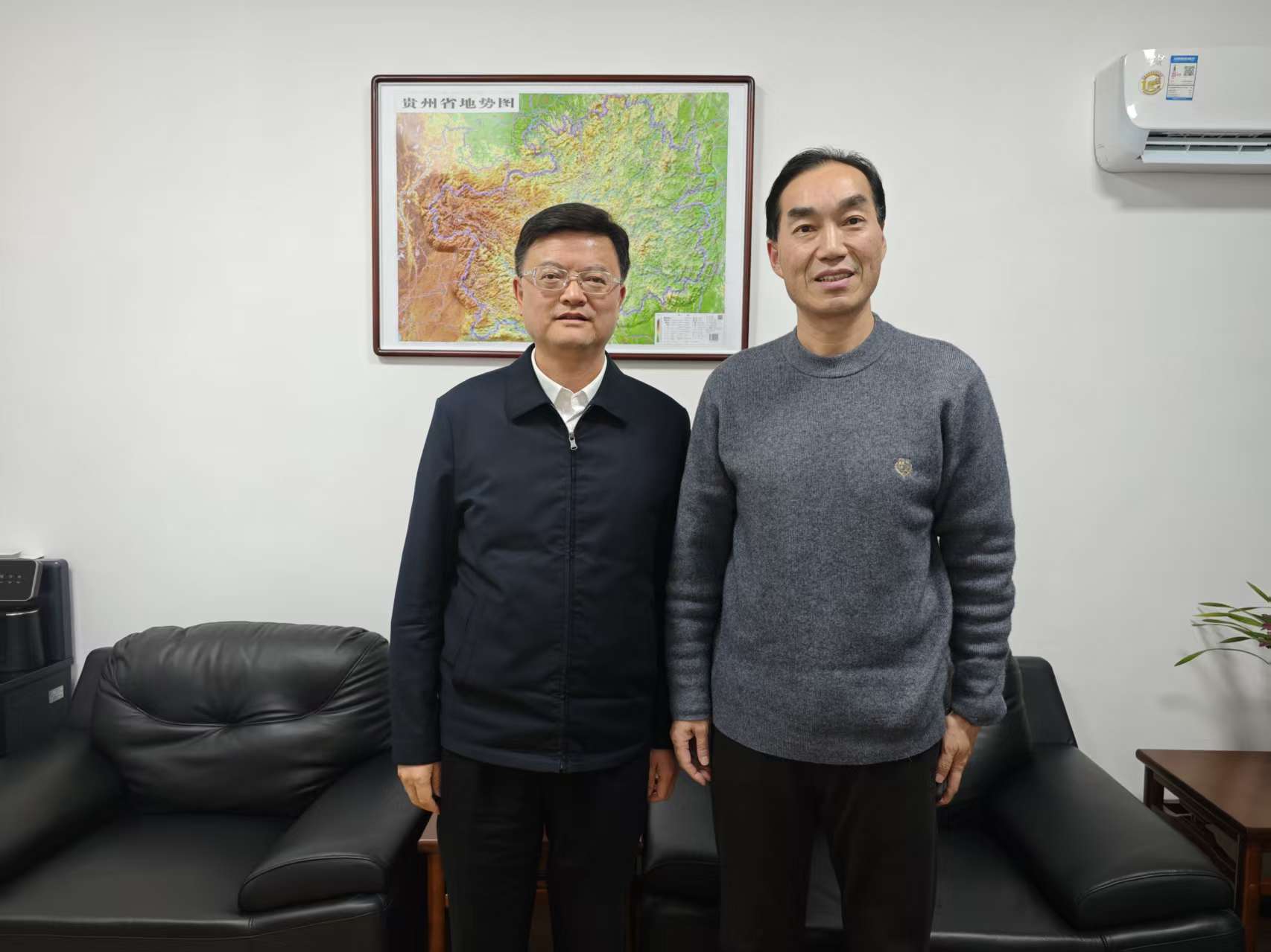 Qiandongnan Prefecture Secretary Qiu Meets with Chairman Hu Haiping of Sunrise New Energy
