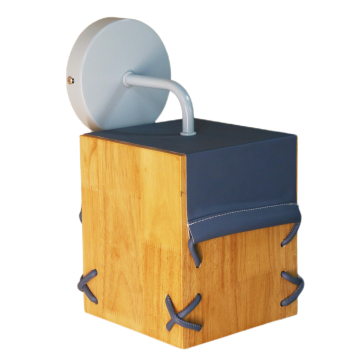 Стенна лампа с дървени и кожени акценти