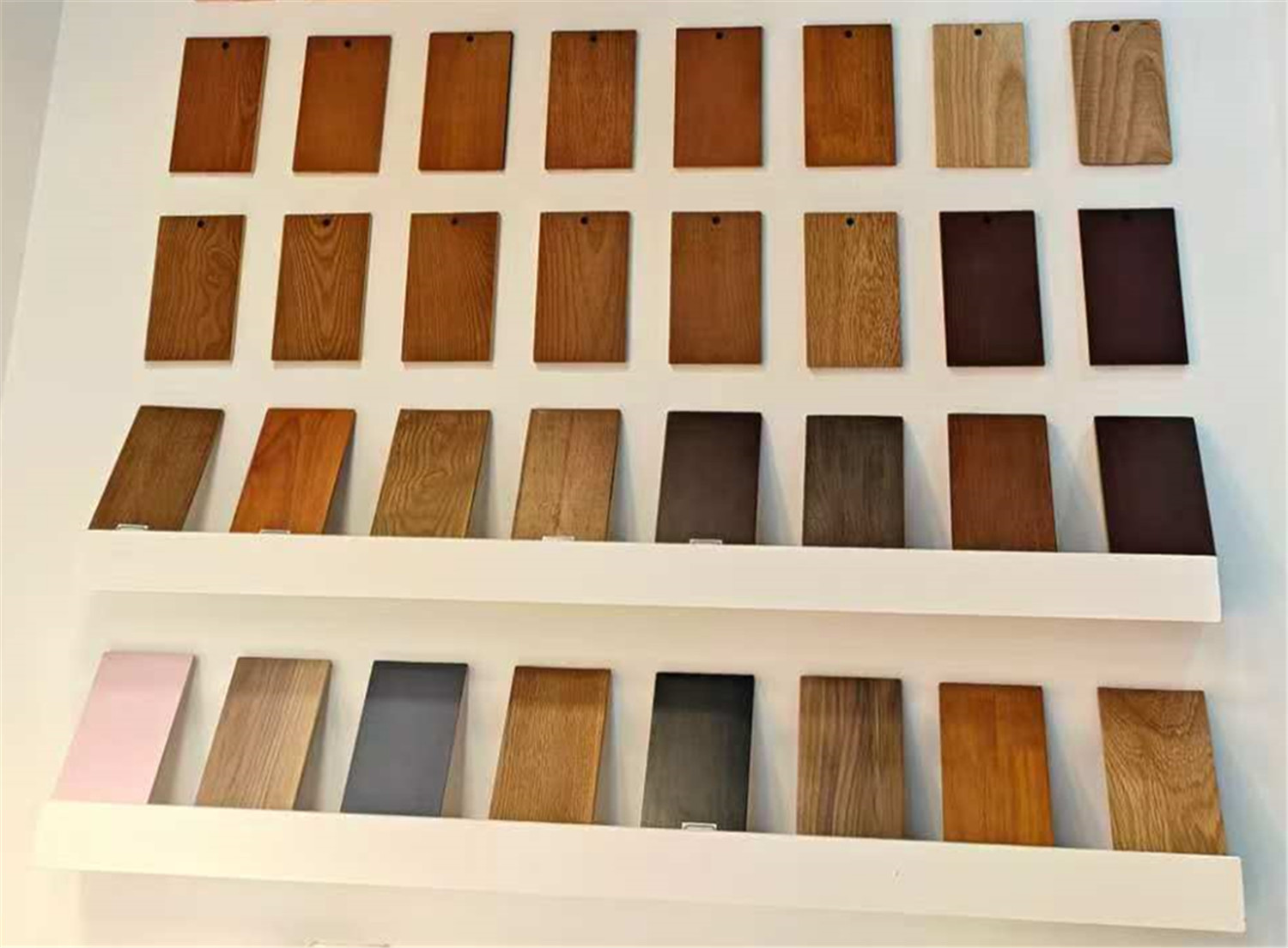 Заманбап жана салттуу лампалар үчүн жыгач түстүү үлгүлөрүн изилдөө