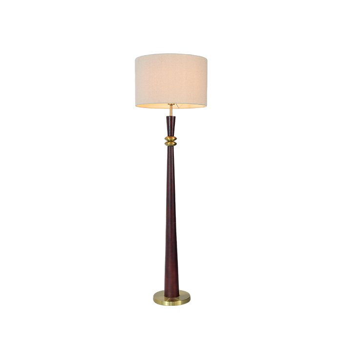 真鍮のアクセントが付いたモダンなウォールナットフロアランプ