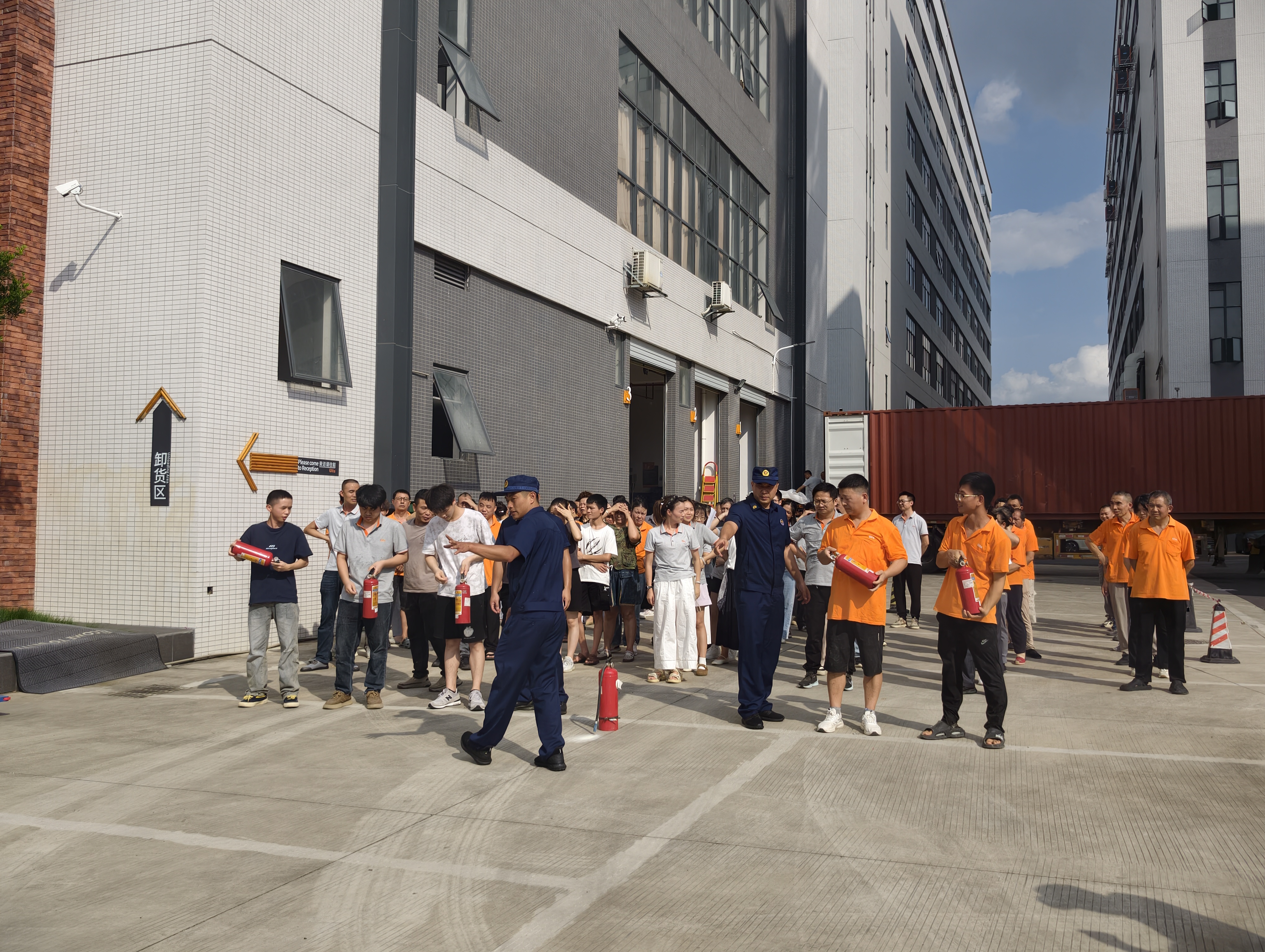 Les 5 exercices de référence en matière d'incendie dans l'industrie chinoise de l'éclairage — Exercice grandeur nature organisé dans notre usine d'éclairage pour renforcer nos défenses de sécurité.