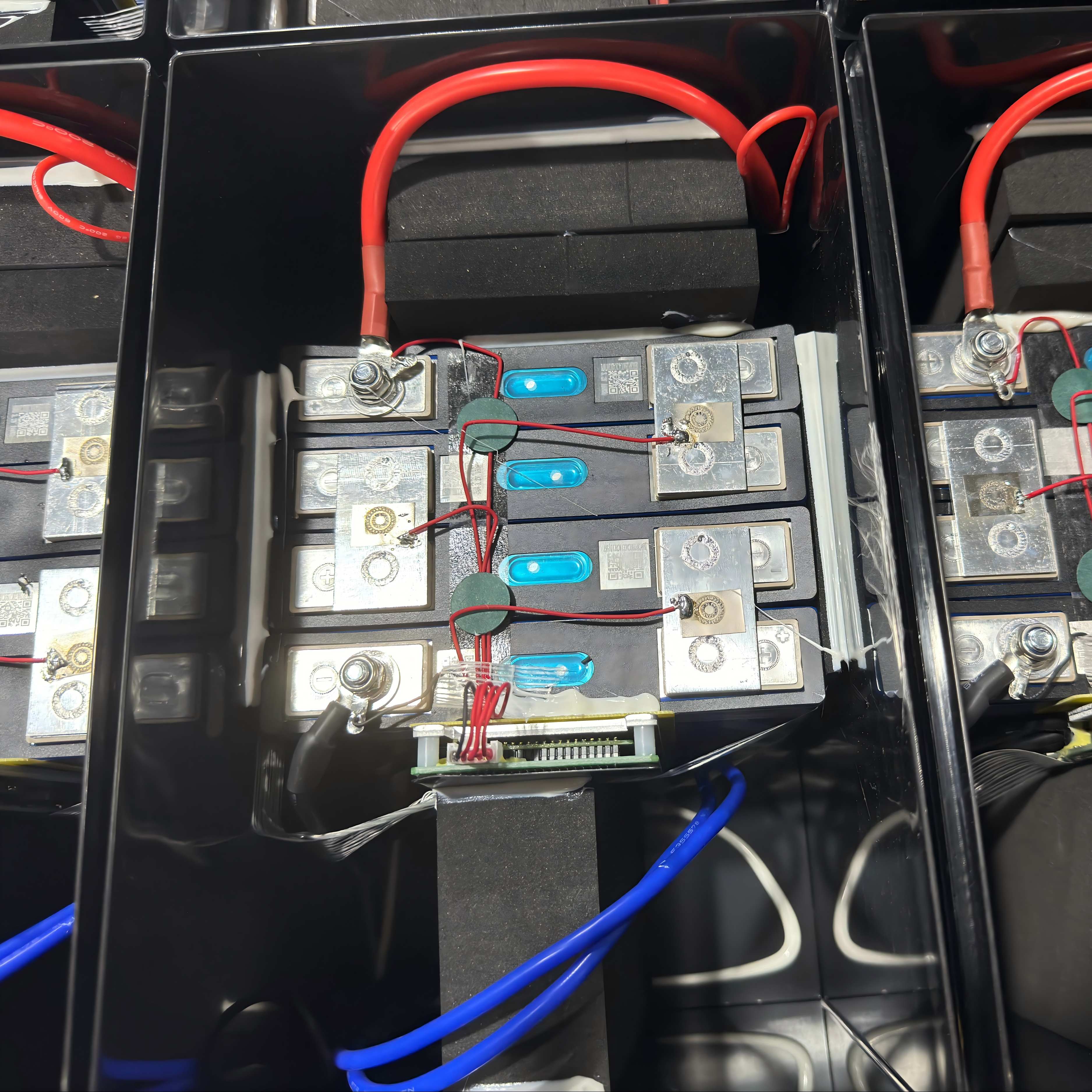 Batteries LiFePO4 vs. polymère vs. NMC : Guide ultime avec solutions BMS