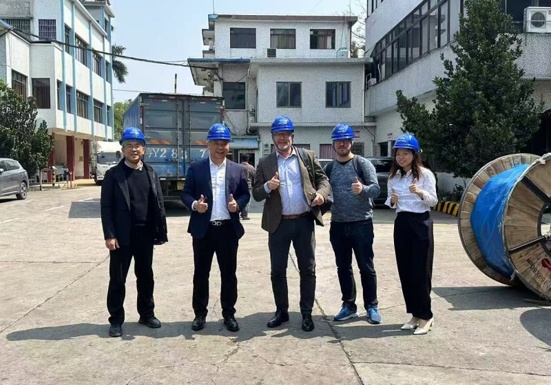 Visite de l'usine par un client