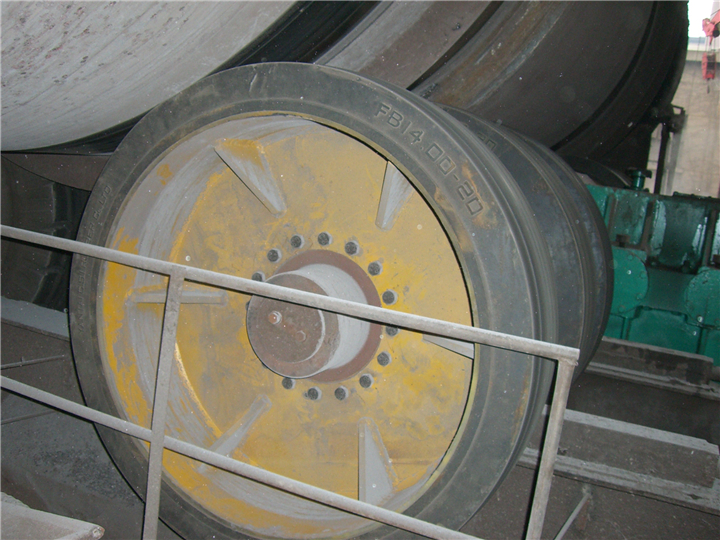 Pneus pleins moulés (2)