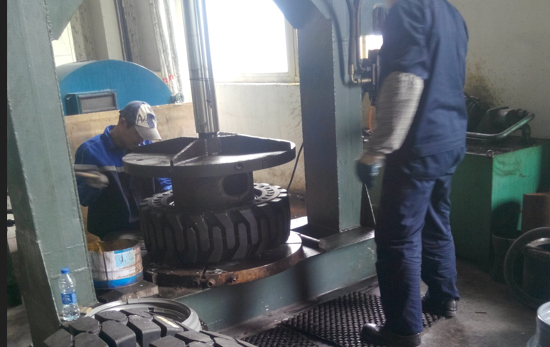 Montagem por pressão de pneus maciços