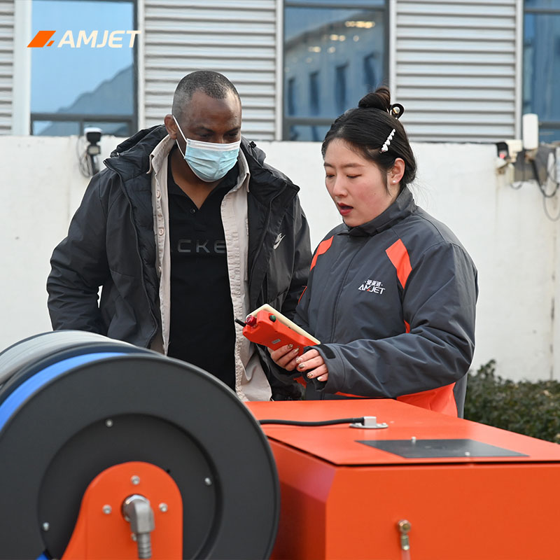 Consultation sur les machines de nettoyage d'égouts à haute pression industrielle à l'usine AMJET.jpg