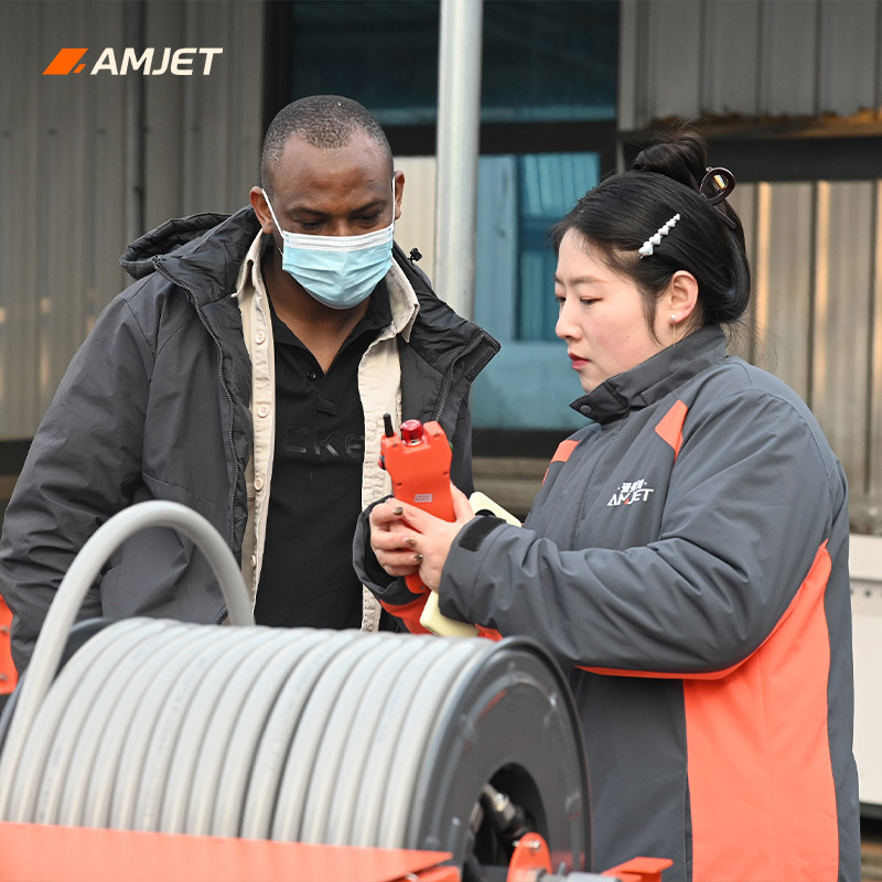 Essais sur site de la machine de nettoyage de canalisations à jet d'eau de la série WARRIOR chez AMJET.jpg